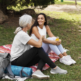 Deux femmes discutant dans un parc