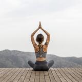 Femme en posture de yoga